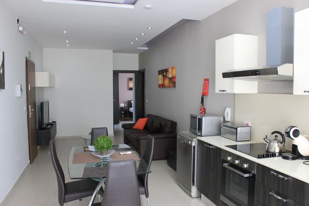 Sunny 2 Bedroom, 2 Bathrooms, Seaside Apt. Слима Экстерьер фото