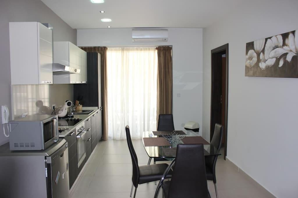 Sunny 2 Bedroom, 2 Bathrooms, Seaside Apt. Слима Экстерьер фото