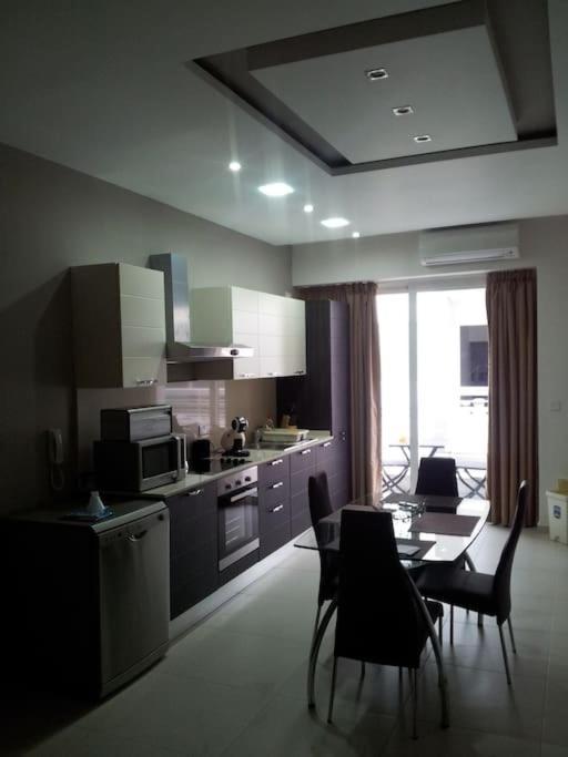 Sunny 2 Bedroom, 2 Bathrooms, Seaside Apt. Слима Экстерьер фото