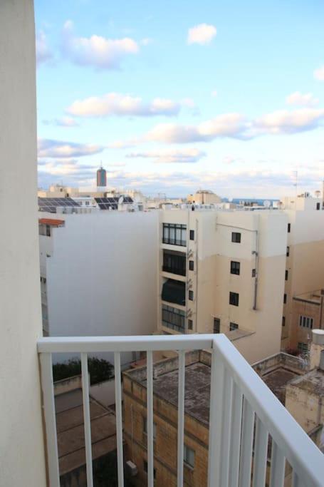 Sunny 2 Bedroom, 2 Bathrooms, Seaside Apt. Слима Экстерьер фото