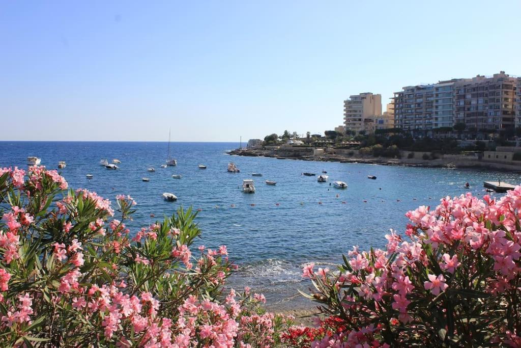Sunny 2 Bedroom, 2 Bathrooms, Seaside Apt. Слима Экстерьер фото