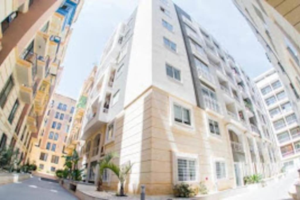 Sunny 2 Bedroom, 2 Bathrooms, Seaside Apt. Слима Экстерьер фото