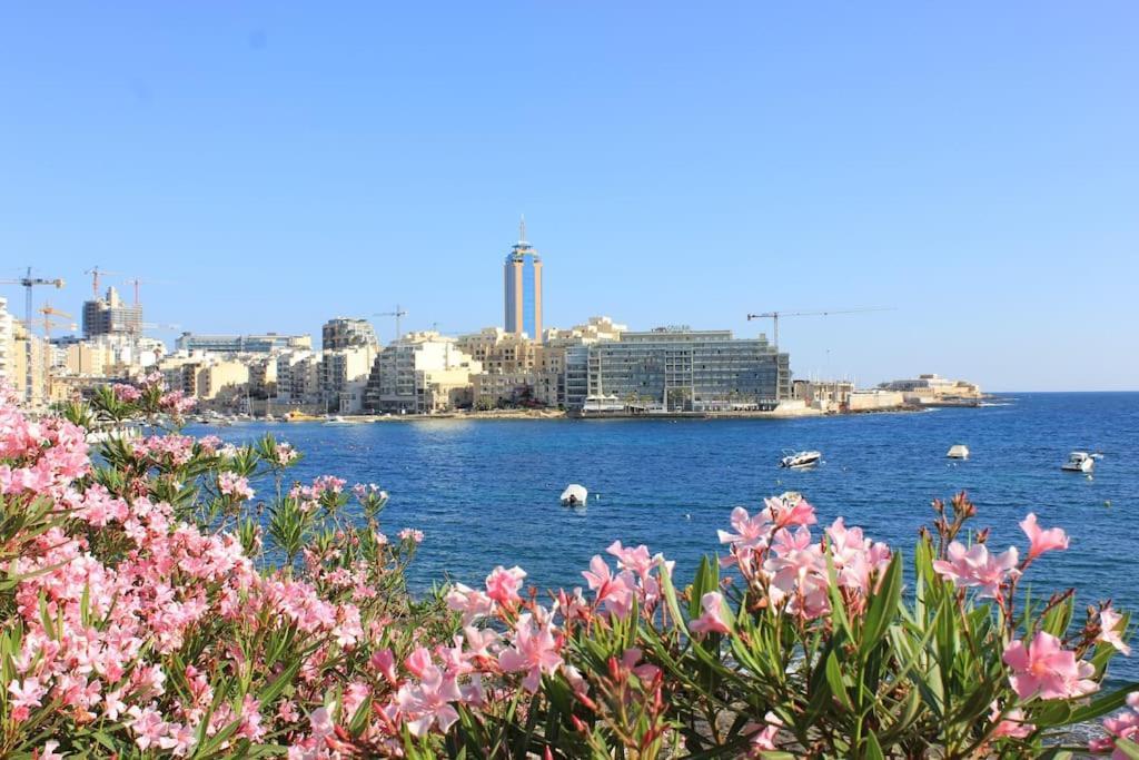 Sunny 2 Bedroom, 2 Bathrooms, Seaside Apt. Слима Экстерьер фото
